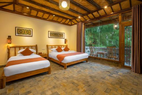 Katil atau katil-katil dalam bilik di Yangshuo River Lodge Hotel - Airport or TS Free pick up over 4 nights