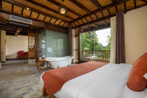 Koupelna v ubytování Yangshuo River Lodge Hotel-Free pick up from Yangshuo Area over three nights