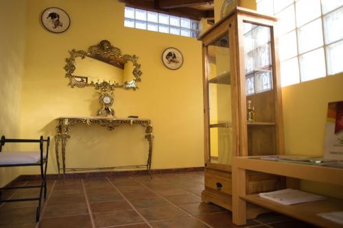 una stanza con tavolo e specchio sul muro di One bedroom appartement with wifi at Alcantara ad Alcántara