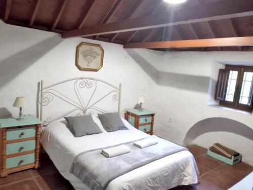 - une chambre avec un lit blanc et 2 tables de chevet dans l'établissement 7 bedrooms villa with private pool furnished garden and wifi at Malaga, à Malaga