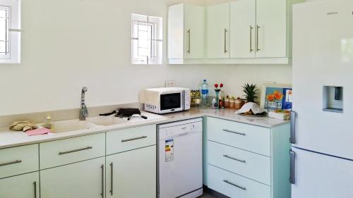 Una cocina o zona de cocina en Charming villa near Mahebourg with a private pool