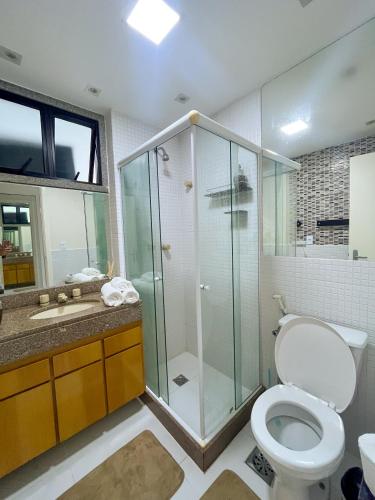 y baño con ducha, aseo y lavamanos. en Apartamento LUXO no Porto Real Resort ao lado da praia en Mangaratiba