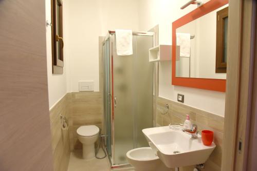 Ένα μπάνιο στο Charming Apartment in Villaggio Resta, 36 sqm with Sea View
