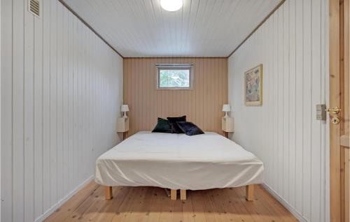 um quarto com uma cama no canto de um quarto em Lovely Home In Kolind With Kitchen em Kolind