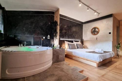 1 dormitorio con bañera, 1 cama y bañera en CHILLA MILLA, en Sajmište