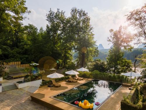 Taman di luar Yangshuo River Lodge Hotel - Airport or TS Free pick up over 4 nights