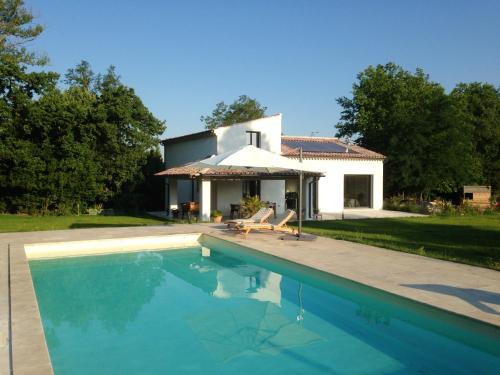 une piscine devant une maison dans l'établissement Villa charmante à Eyragues avec piscine privée, à Eyragues