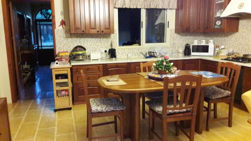 Kitchen o kitchenette sa One bedroom house with jacuzzi enclosed garden and wifi at Siggiewi 2 km away from the beach