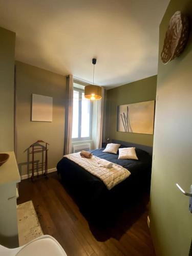 une chambre avec un lit et une fenêtre dans l'établissement Velvet - Centre Historique - Parking Hôtel Dieu, à Bourges