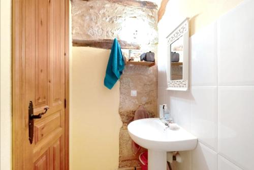 un baño con lavabo y espejo en Spacious House in Llano de Bureba with Fireplace & Mountain View, en Llano de Bureba