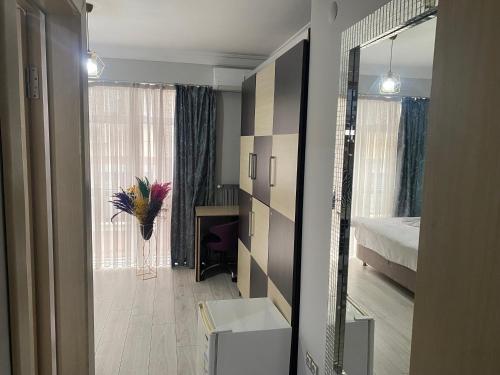 een kamer met een slaapkamer met een bed en een spiegel bij Ece Han Butik Otel in Atakum