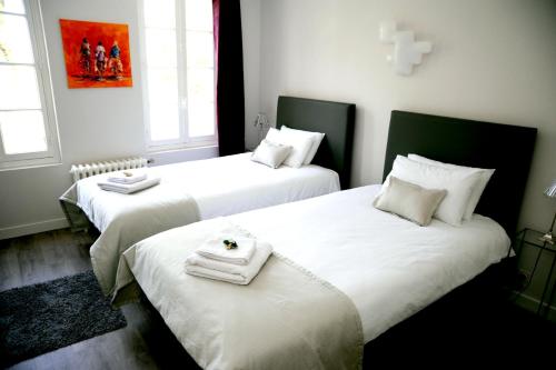 duas camas num quarto com toalhas brancas em Appartement d'une chambre avec wifi a Cognac em Cognac