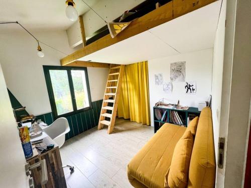 1 dormitorio con cama elevada, escritorio y escalera en grande villa, piscine chauffée, proche Bordeaux, en Lignan-de-Bordeaux