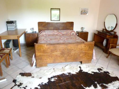 een slaapkamer met een bed, een tafel en een spiegel bij 2 bedrooms appartement with furnished terrace at Taormina 3 km away from the beach in Taormina