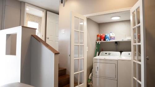 a small laundry room with a washer and dryer at Casa Swinton in Delray Beach