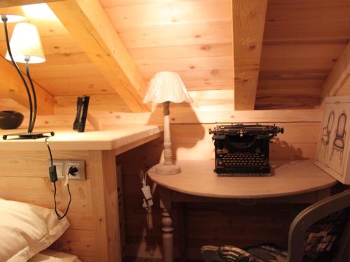 a small room with a desk and a lamp in a cabin at Appartement de 5 chambres avec jardin et wifi a Hauteluce a 2 km des pistes in Hauteluce