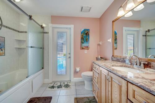 uma casa de banho com um chuveiro, um lavatório e um WC. em Marco Beach Escape em Marco Island