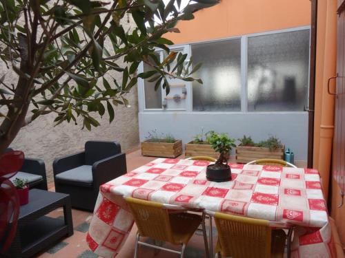 Posezení v ubytování Appartement spacieux avec grand patio, 1er étage