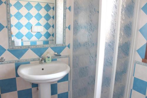 y baño con lavabo y espejo. en 2 bedrooms appartement with enclosed garden and wifi at Nicolosi, en Nicolosi