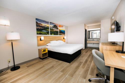 Postel nebo postele na pokoji v ubytování Days Inn by Wyndham Cincinnati East