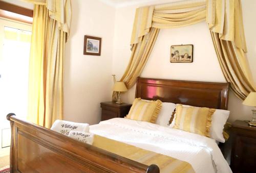 um quarto com uma cama grande e uma cabeceira em madeira em 3 bedrooms villa with private pool enclosed garden and wifi at Terras de Bouro em Terras de Bouro