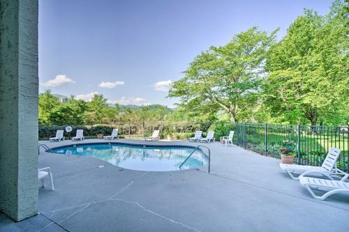 Πισίνα στο ή κοντά στο Gatlinburg Condo with Mountain Views and Pool Access