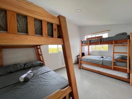 Zimmer mit 2 Etagenbetten in einem Haus in der Unterkunft Sereni San Bernardo Hotel Playa in San Bernardo del Viento
