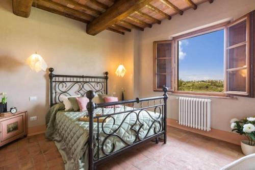 um quarto com uma cama e uma grande janela em 2 bedrooms appartement with shared pool jacuzzi and wifi at Bottega Genovini em Sorrezzana