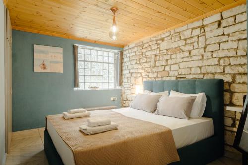 una camera da letto con un letto e due asciugamani di Kritamos Luxury Apartment a Chrisi Ammoudia
