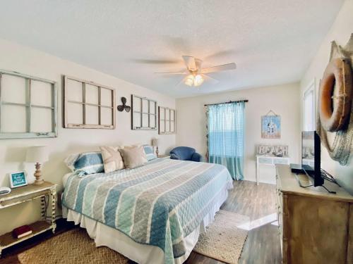 Schlafzimmer mit einem Bett und einem Deckenventilator in der Unterkunft Sundial 2C by ALBVR - Great Views - Great Location and Amenities in Gulf Shores