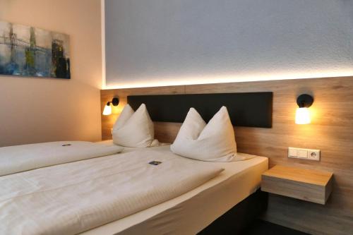 Ein Bett oder Betten in einem Zimmer der Unterkunft Hasi's Hotel
