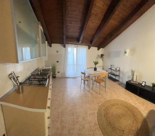 a kitchen and dining room with a table and a counter at Intero Appartamento Ristrutturato - Voghera in Voghera