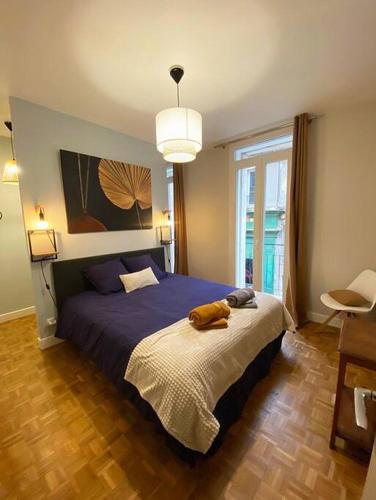 une chambre avec un lit avec un animal en peluche dessus dans l'établissement Les Quatre Piliers - 1 min Palais Jacques Cœur, à Bourges