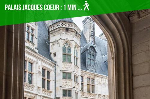 une image d’un bâtiment avec les mots «pallas insurance colectivo» dans l'établissement Les Quatre Piliers - 1 min Palais Jacques Cœur, à Bourges