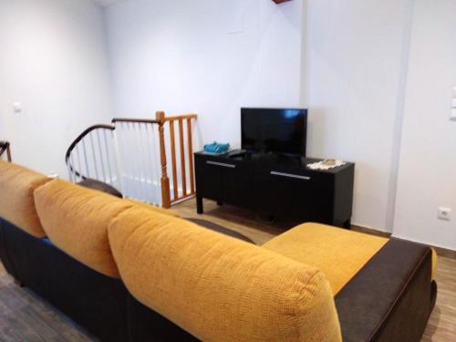 Et tv og/eller underholdning på Charming house in Arnedillo with terrace