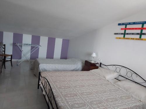 een slaapkamer met 2 bedden en een schilderij aan de muur bij Marpe' casa vacanze in San Vito Chietino