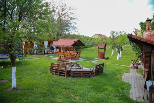 um parque com um parque infantil com um gazebo em House Garden em Turda