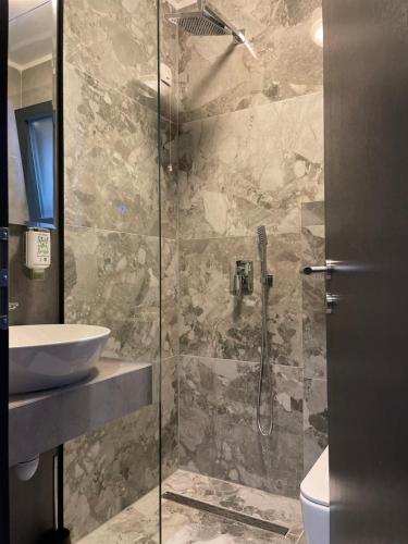 bagno con doccia e lavandino di Etnomania Boutique Hotel a Pristina
