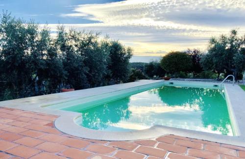 Der Swimmingpool an oder in der Nähe von 3 bedrooms villa with shared pool enclosed garden and wifi at Casais de Sao Bras