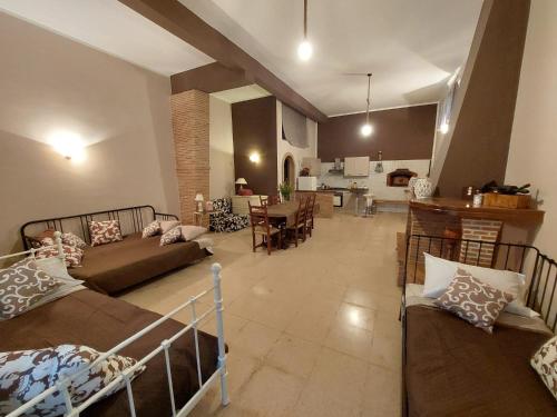 een grote woonkamer met 2 bedden en een keuken bij Loft, Il Giardino Sabino in Palombara Sabina