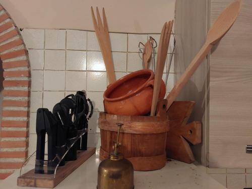 een bos van houten keukengerei in een pot op een aanrecht bij Loft, Il Giardino Sabino in Palombara Sabina