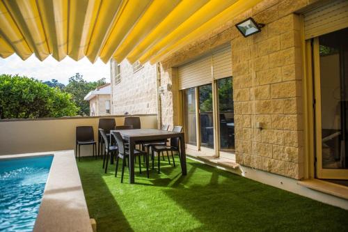 Πισίνα στο ή κοντά στο Elegant Villa in Porto with Pool & Jacuzzi