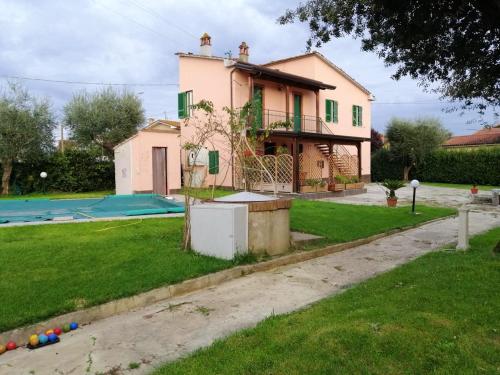 une maison avec un court de tennis en face dans l'établissement 4 bedrooms appartement with private pool furnished terrace and wifi at Villa Campanile, à Orentano