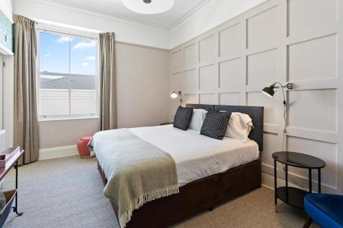 Una cama o camas en una habitación de The Torcroft
