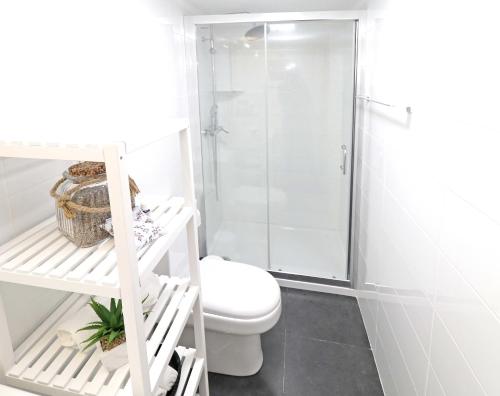 ein weißes Badezimmer mit Toilette und Dusche in der Unterkunft Welcoming House in Medros with Terrace in Medros