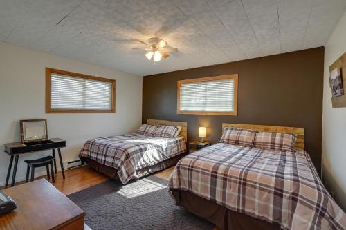 Ένα ή περισσότερα κρεβάτια σε δωμάτιο στο Badlands Suite Less Than 1 Mi to Teddy Roosevelt Park!
