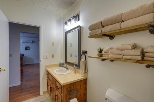 Ένα μπάνιο στο Badlands Suite Less Than 1 Mi to Teddy Roosevelt Park!