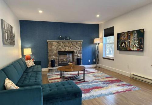 Imagen de la galería de Modern Poconos home, game room, pool, waterparks, en Albrightsville