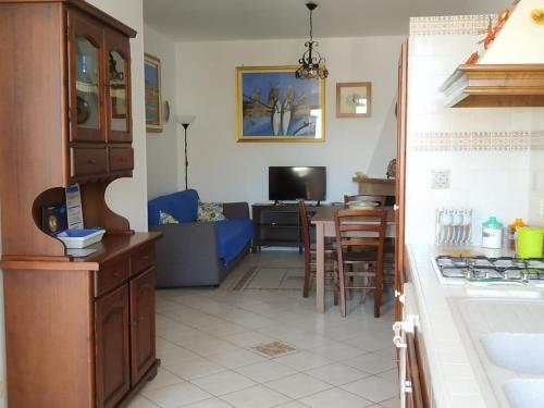 cocina y sala de estar con sofá y mesa en MARGIC en San Vito lo Capo