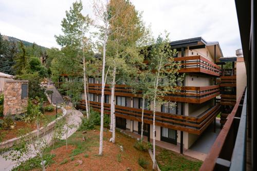 un edificio con árboles delante de él en Wildwood Snowmass en Snowmass Village